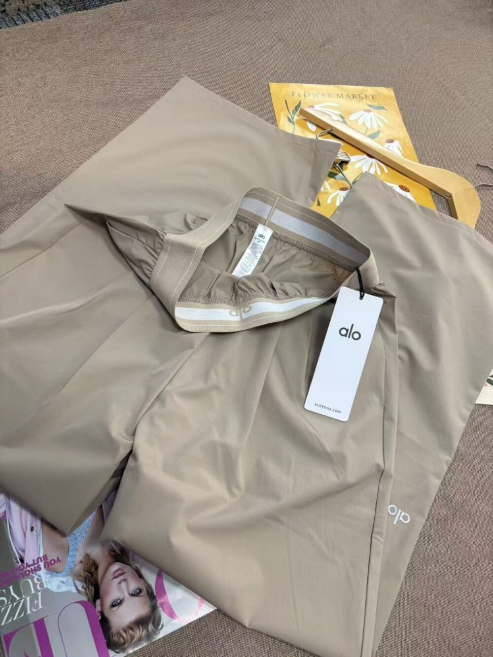 NWT🏵Alo Yoga Suit Up Trouser Gravel Color Regular 30-inch Inner Seam Length 🤍 - Picture 5 of 10